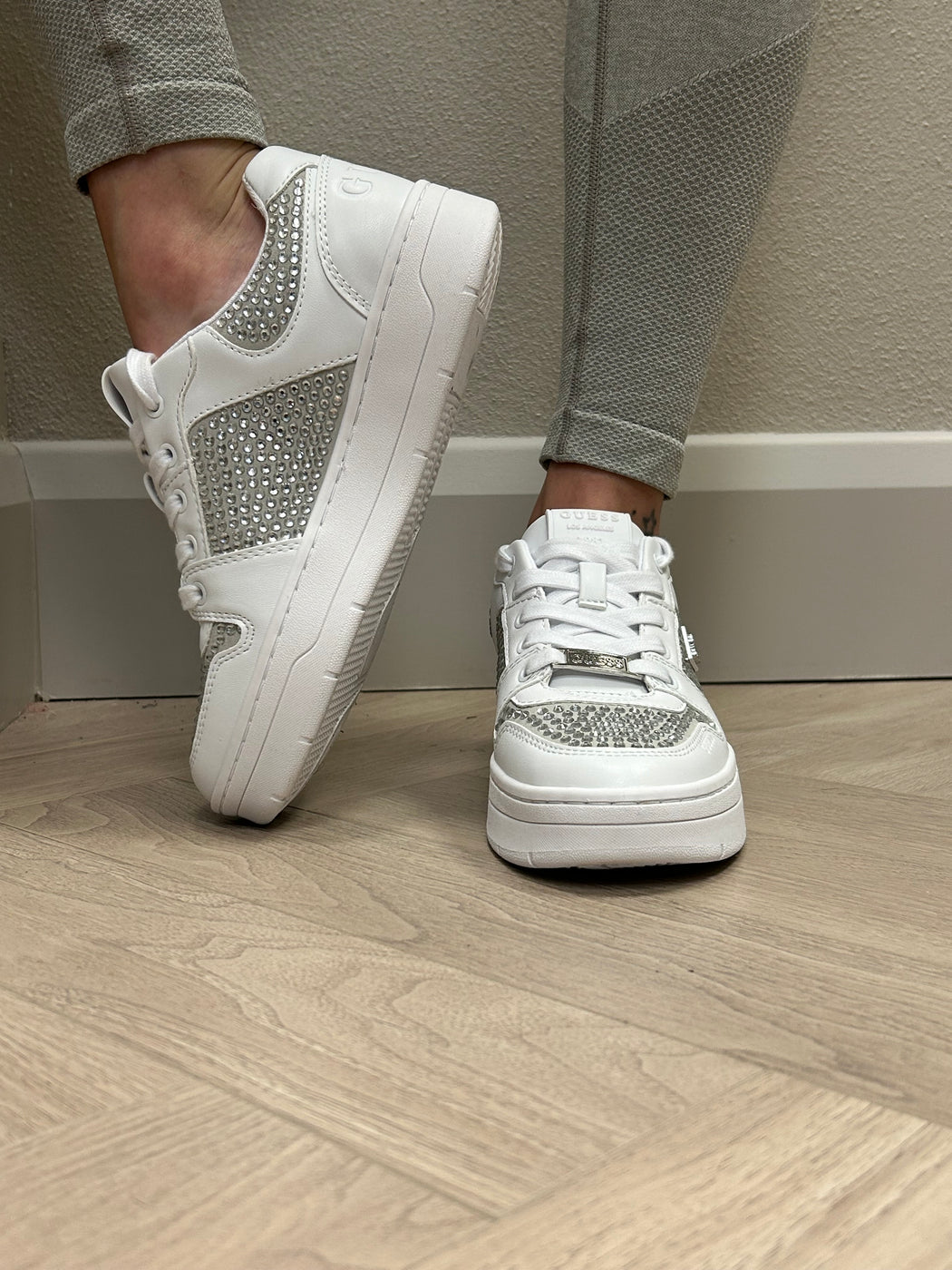 Flfnrsele12 guess white trainer with rhinestones