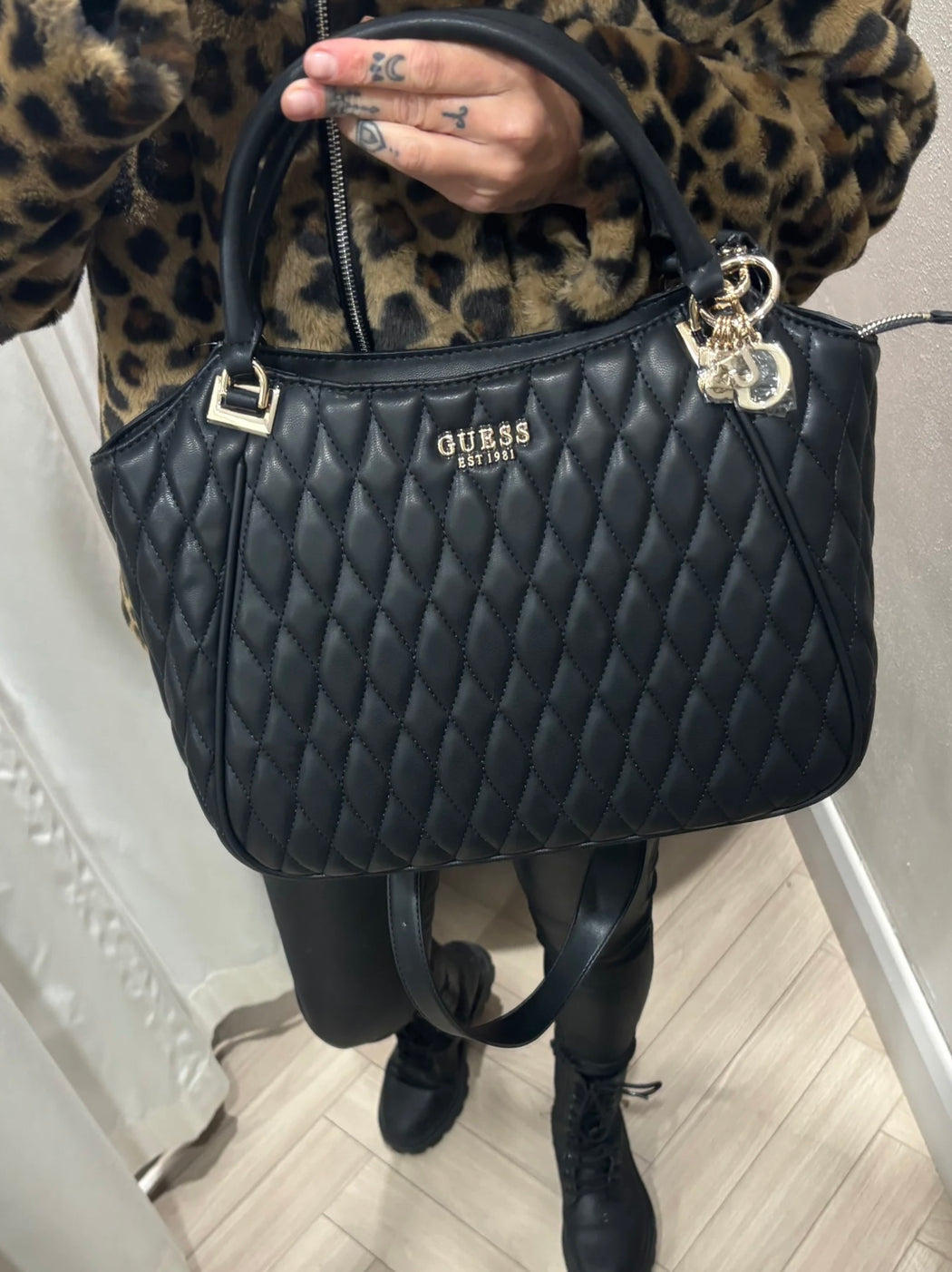 Guess Black VALLA Bag. QG812222
