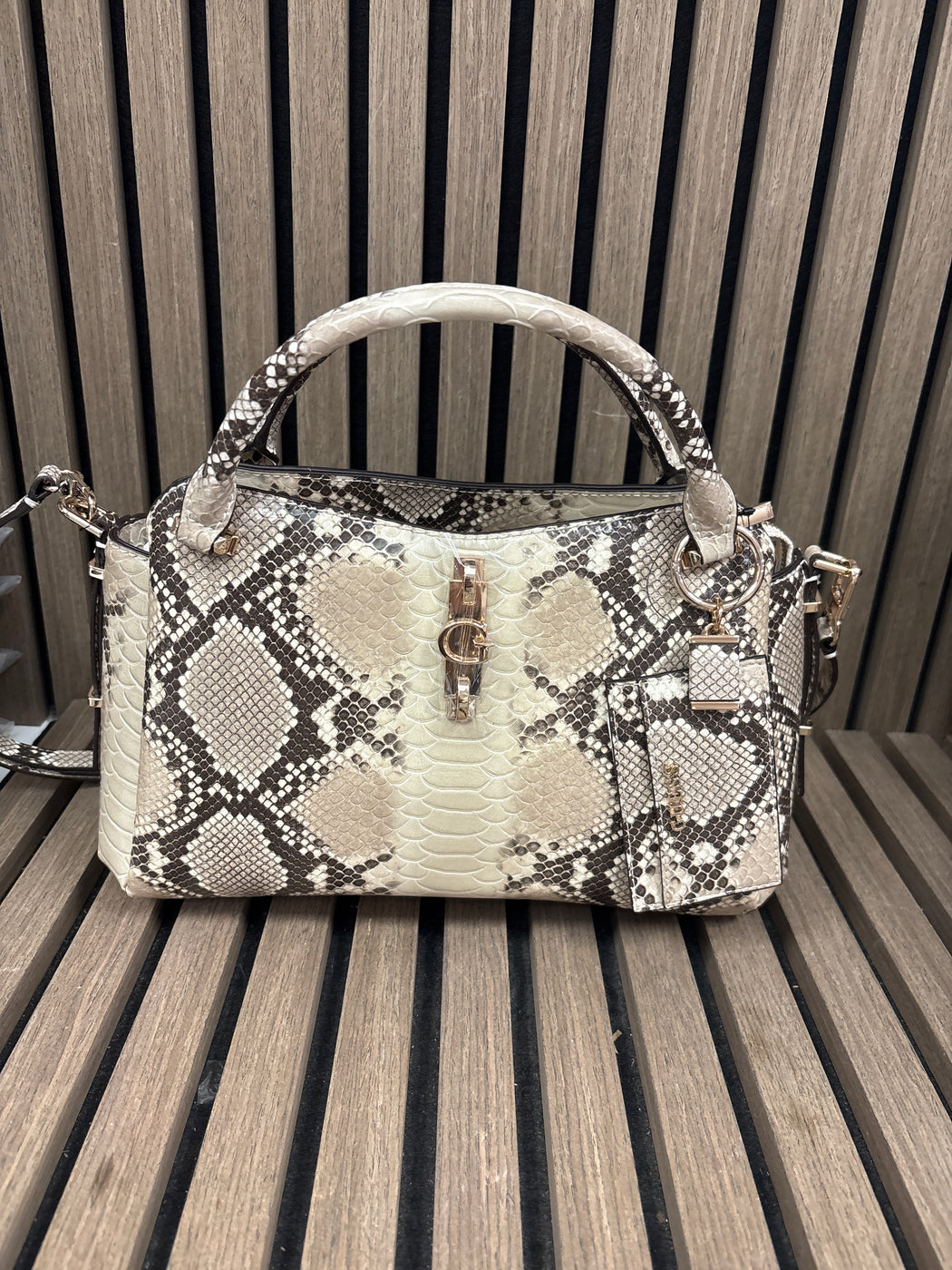 Guess YVONNE Bag. KG232906