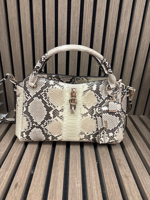 Guess YVONNE Bag. KG232906