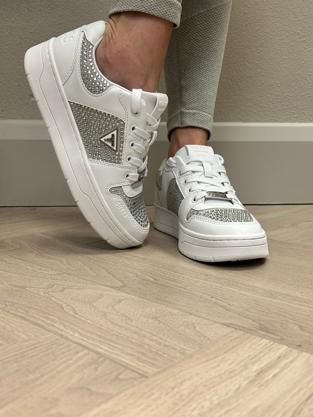 Flfnrsele12 guess white trainer with rhinestones