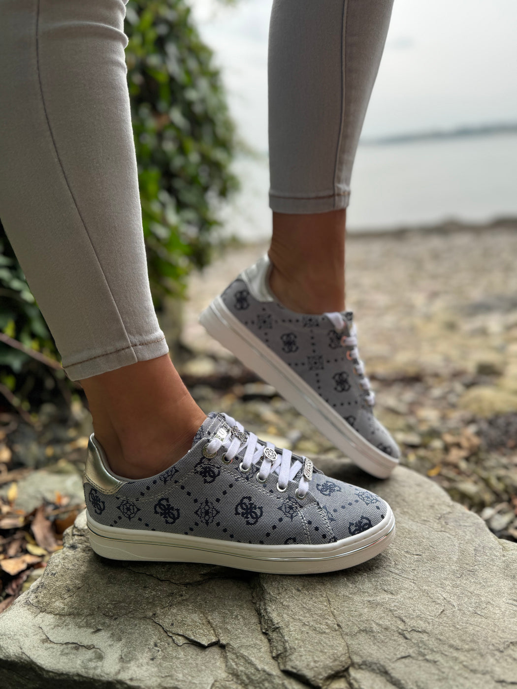 Guess navy silver logo sneaker flytss2fal12