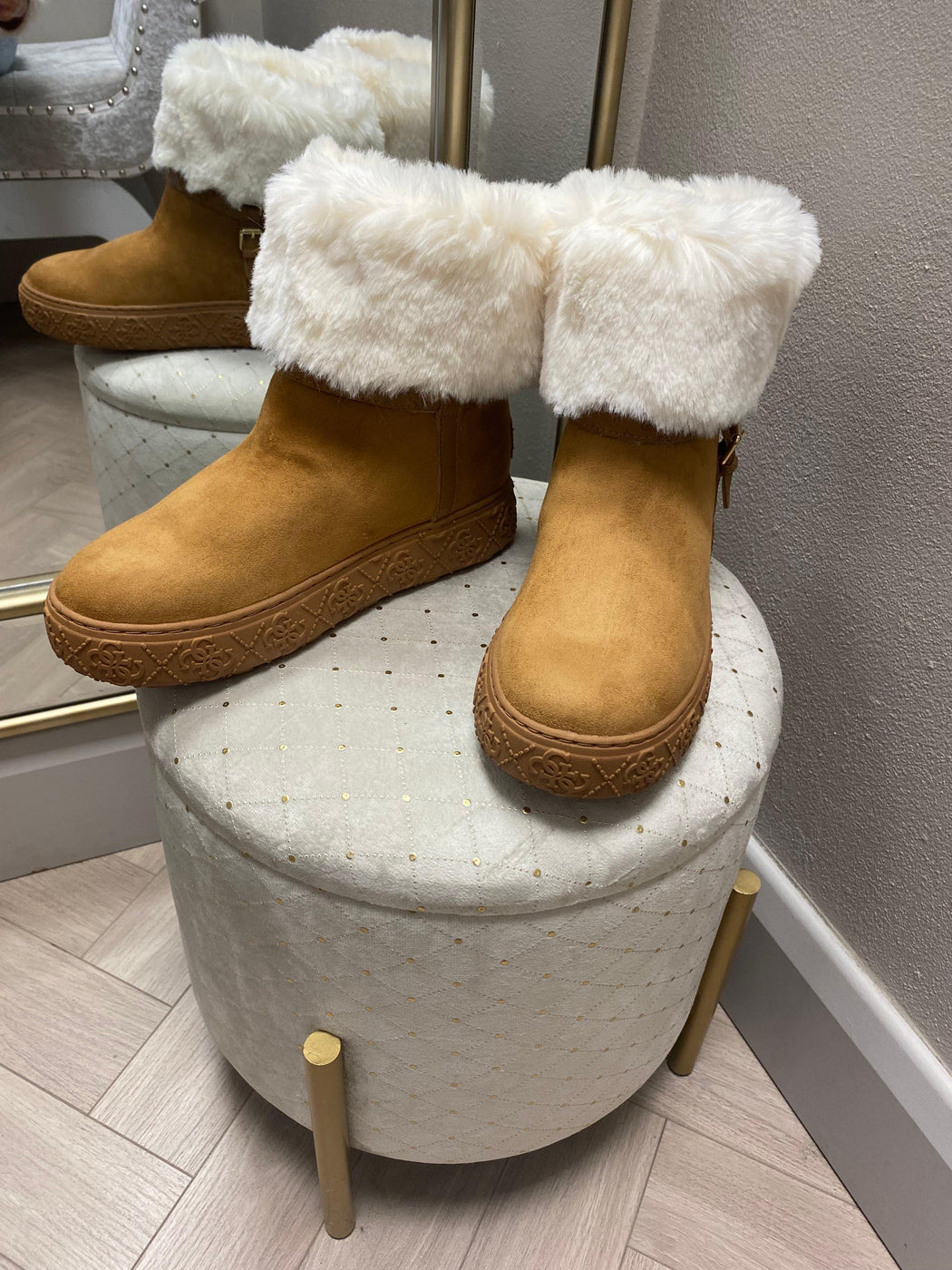 FLFUNCESU10 Guess tan fur boots