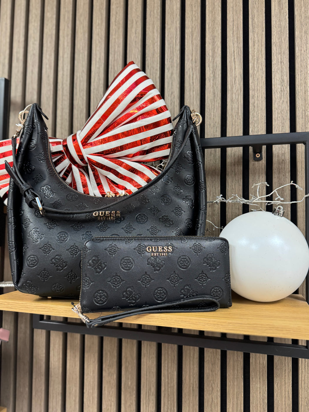 Guess Black Logo Bag. PD966502