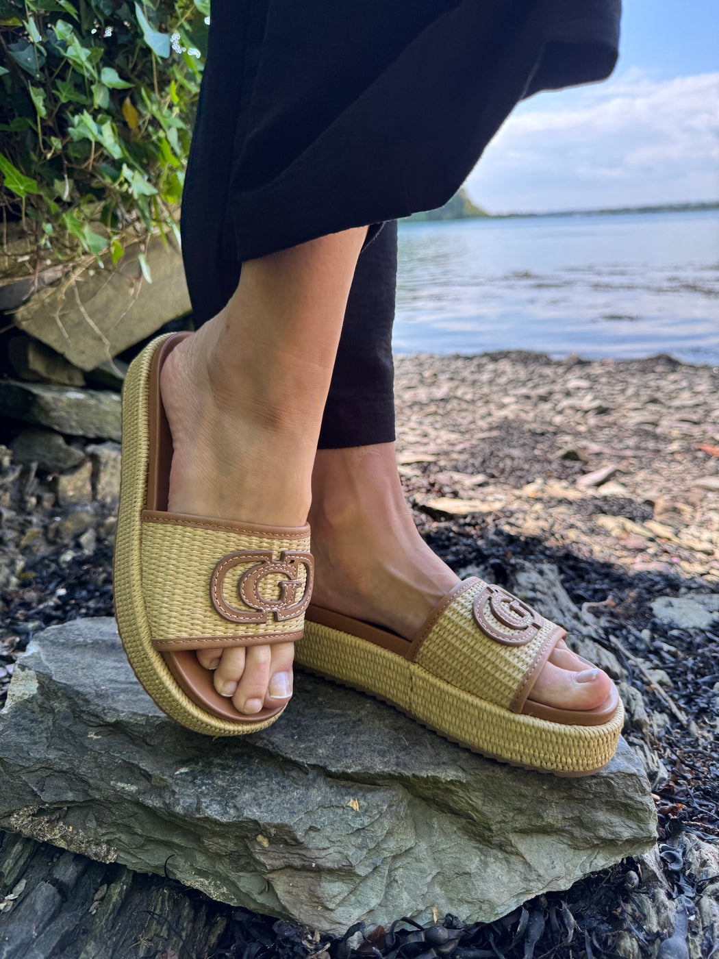 Guess natural cognac slider