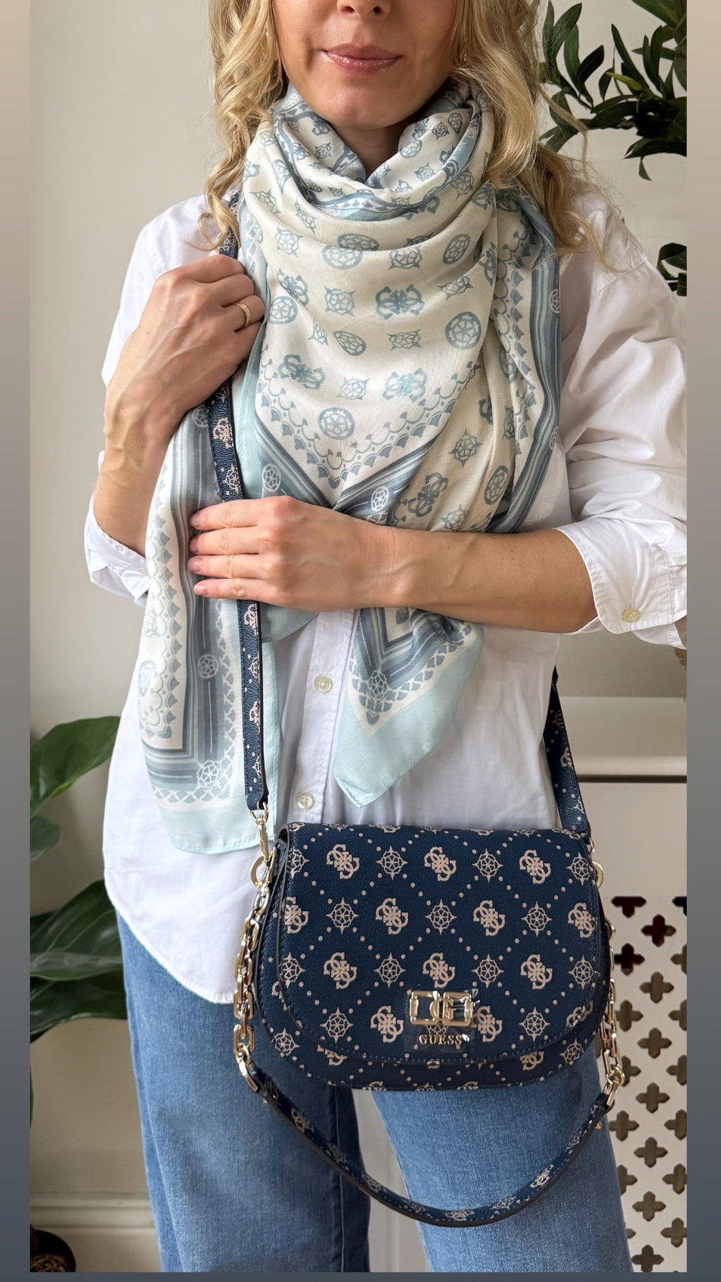 Emelie guess navy logo shoulder / crossbody BG950117