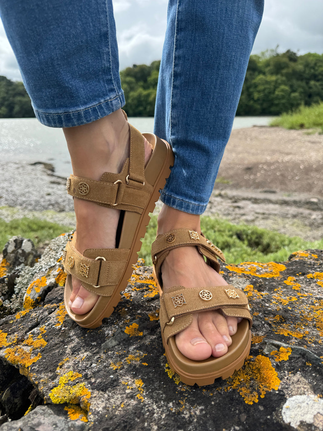 Guess tan suede logo sandals flpflpesu03