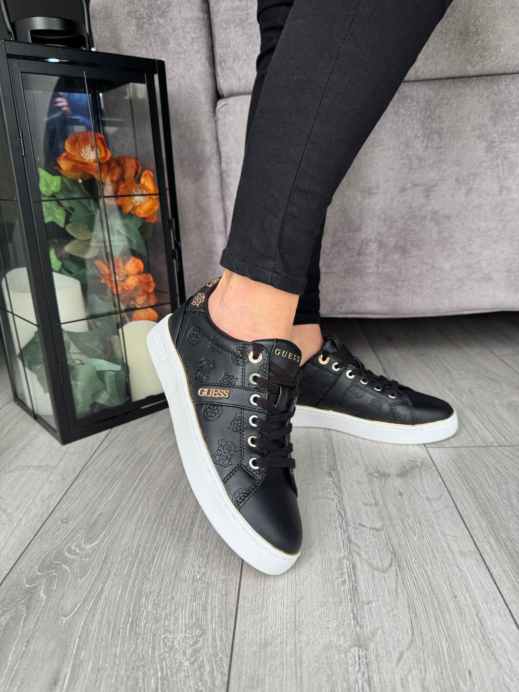 Black guess logo embossed sneaker flfbtzfal12