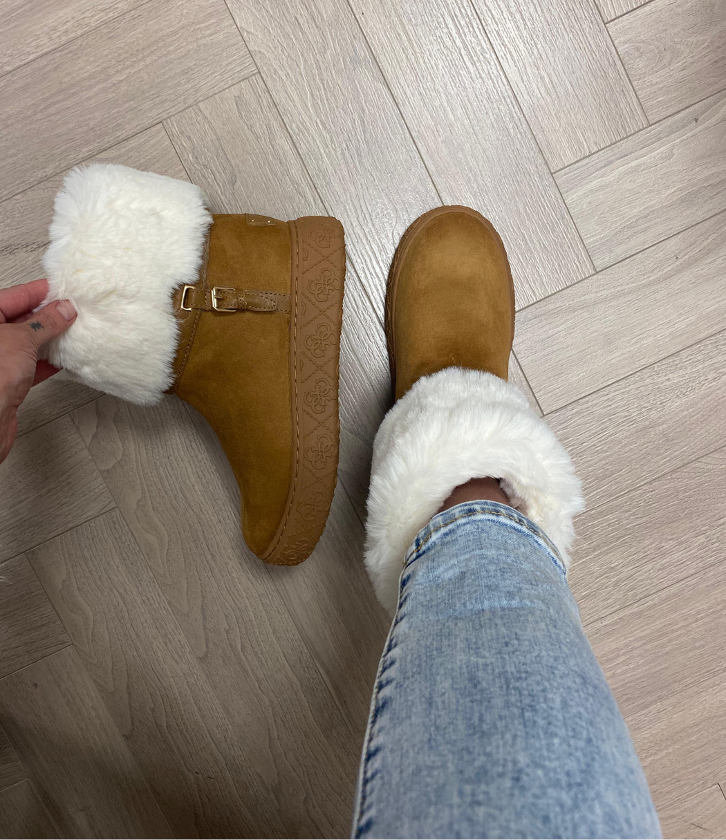 FLFUNCESU10 Guess tan fur boots