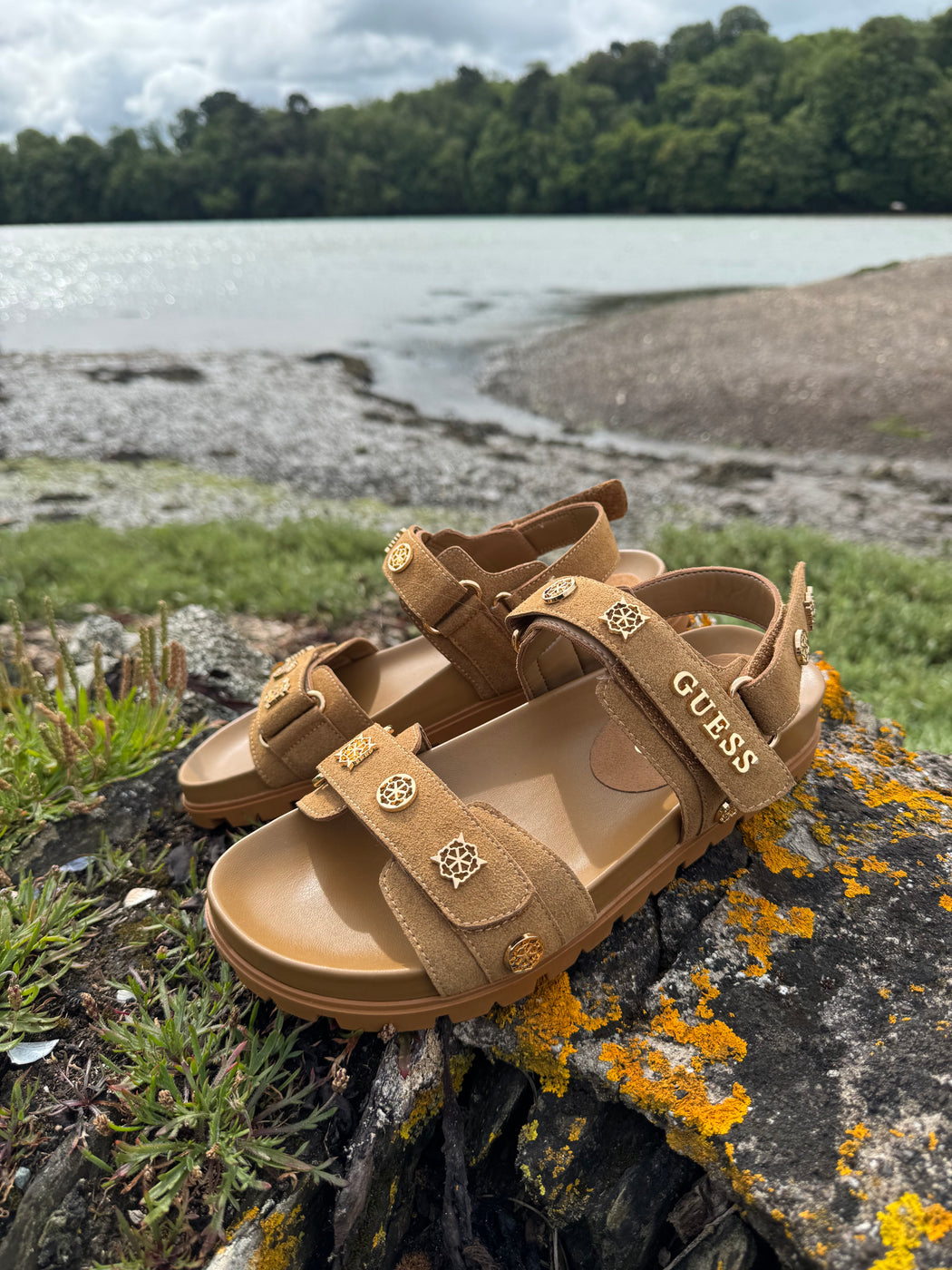 Guess tan suede logo sandals flpflpesu03