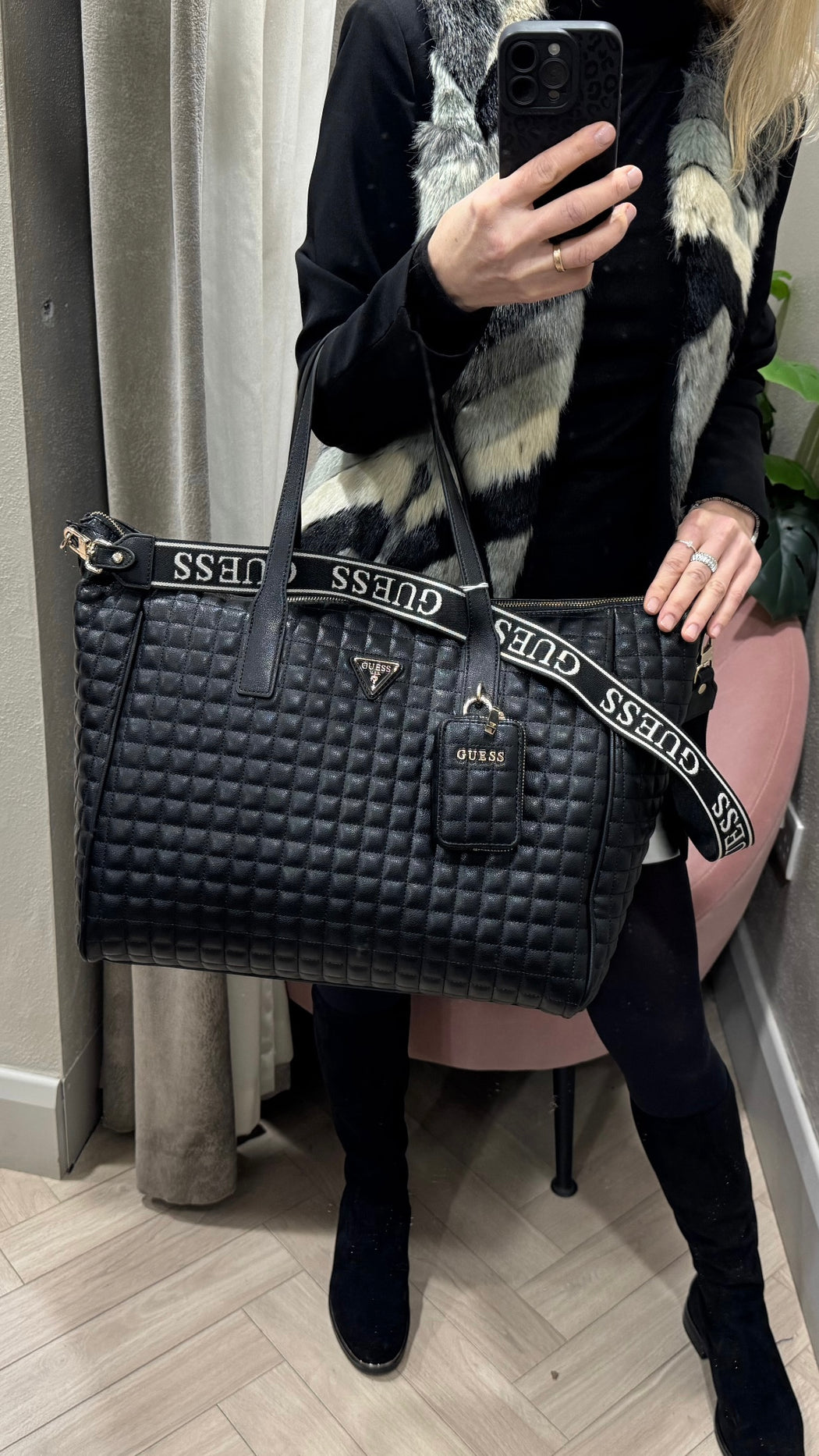 Guess NADIRA Travel Bag. QG8424017