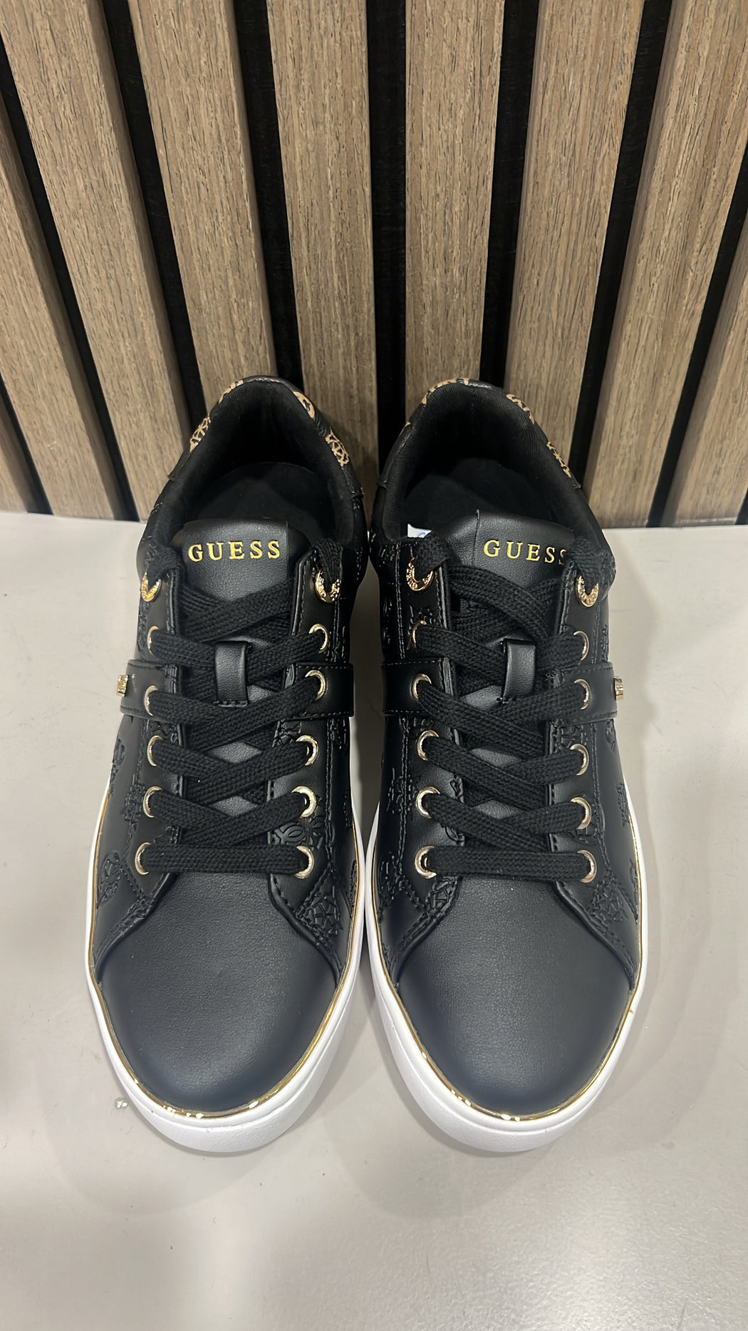 Black guess logo embossed sneaker flfbtzfal12