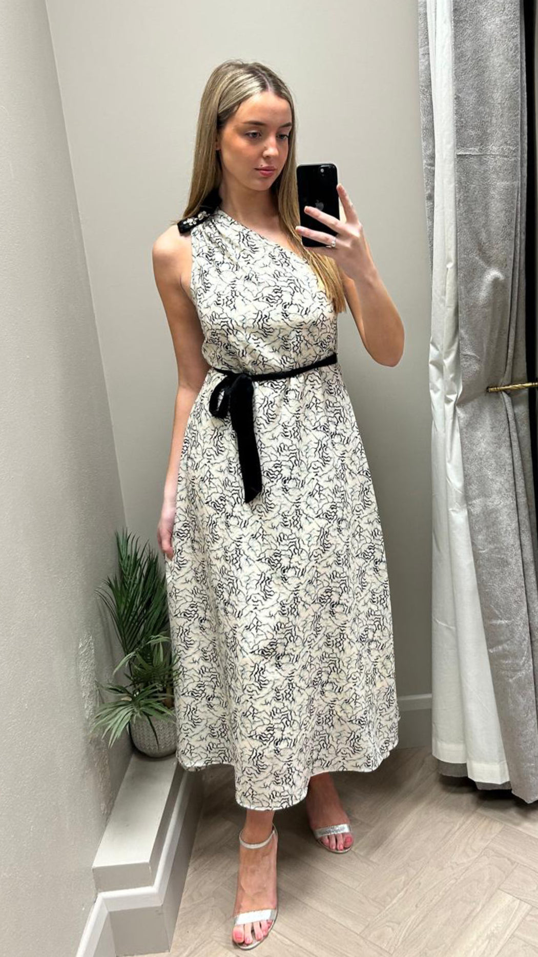 Kream beige black one shoulder dress