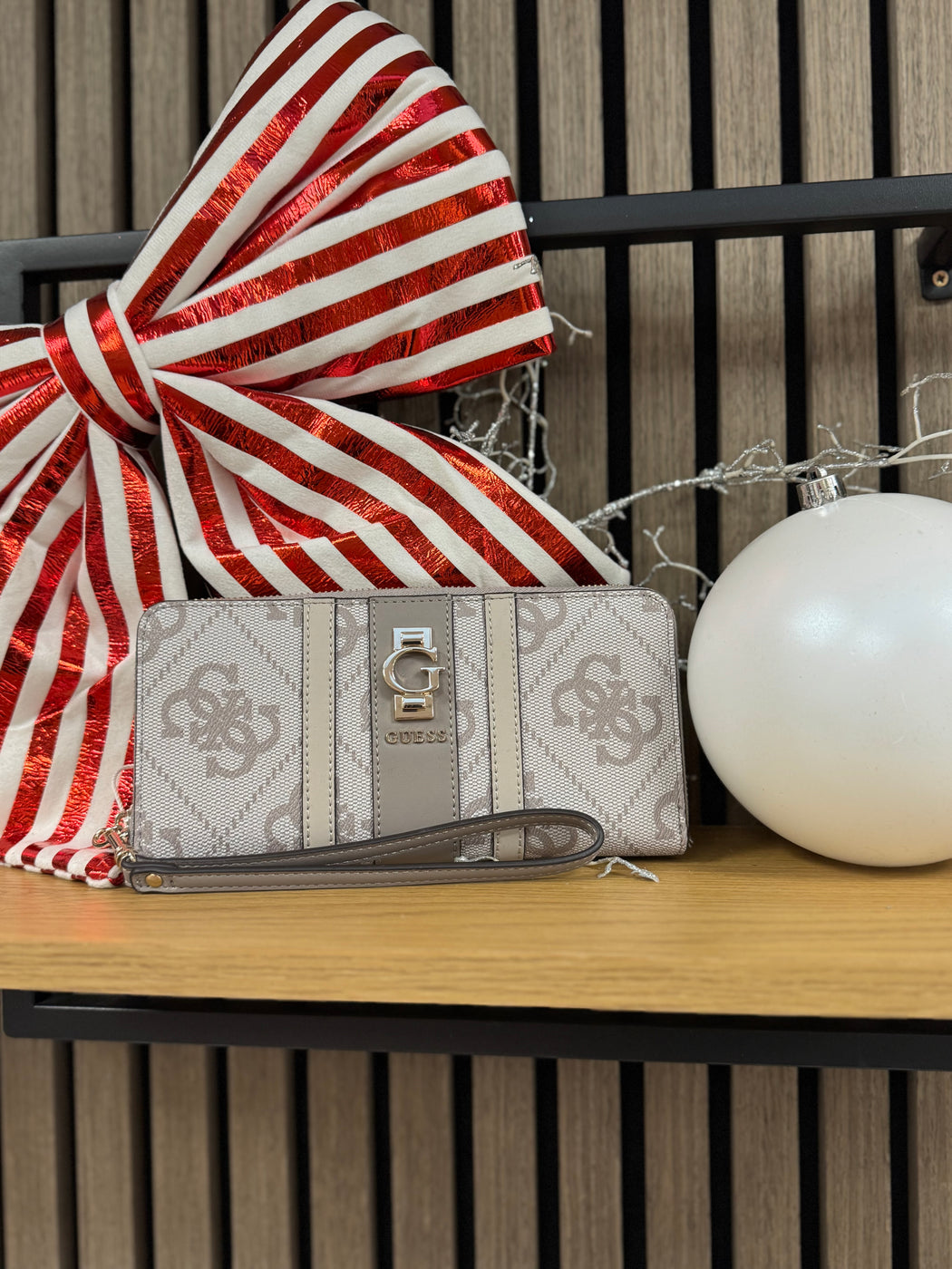 Guess ERENIA TAUPE Logo Wallet. SO7838146.