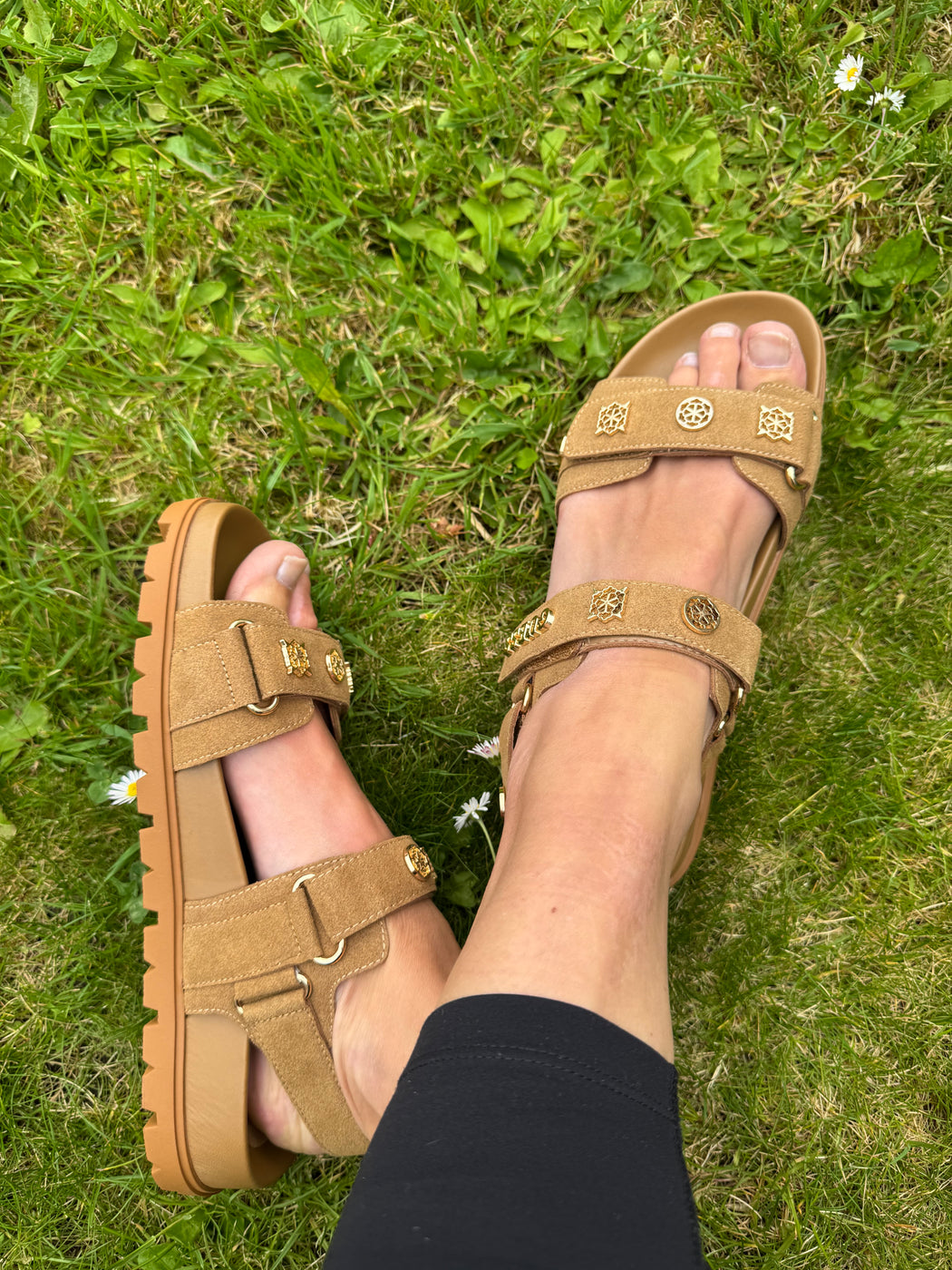 Guess tan suede logo sandals flpflpesu03