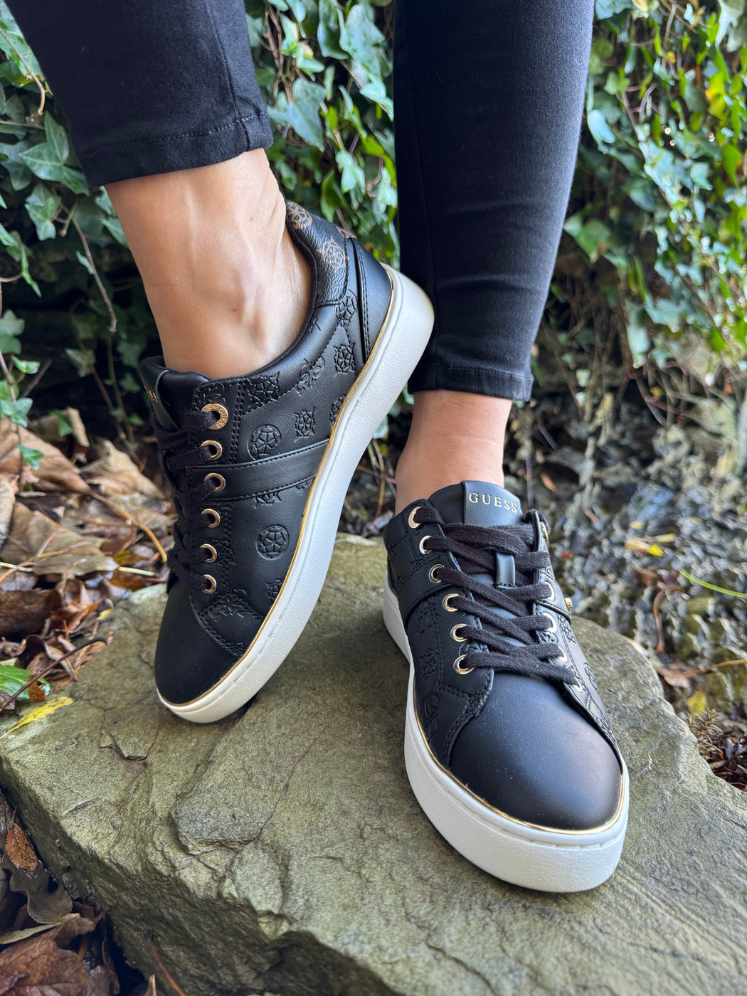 Black guess logo embossed sneaker flfbtzfal12