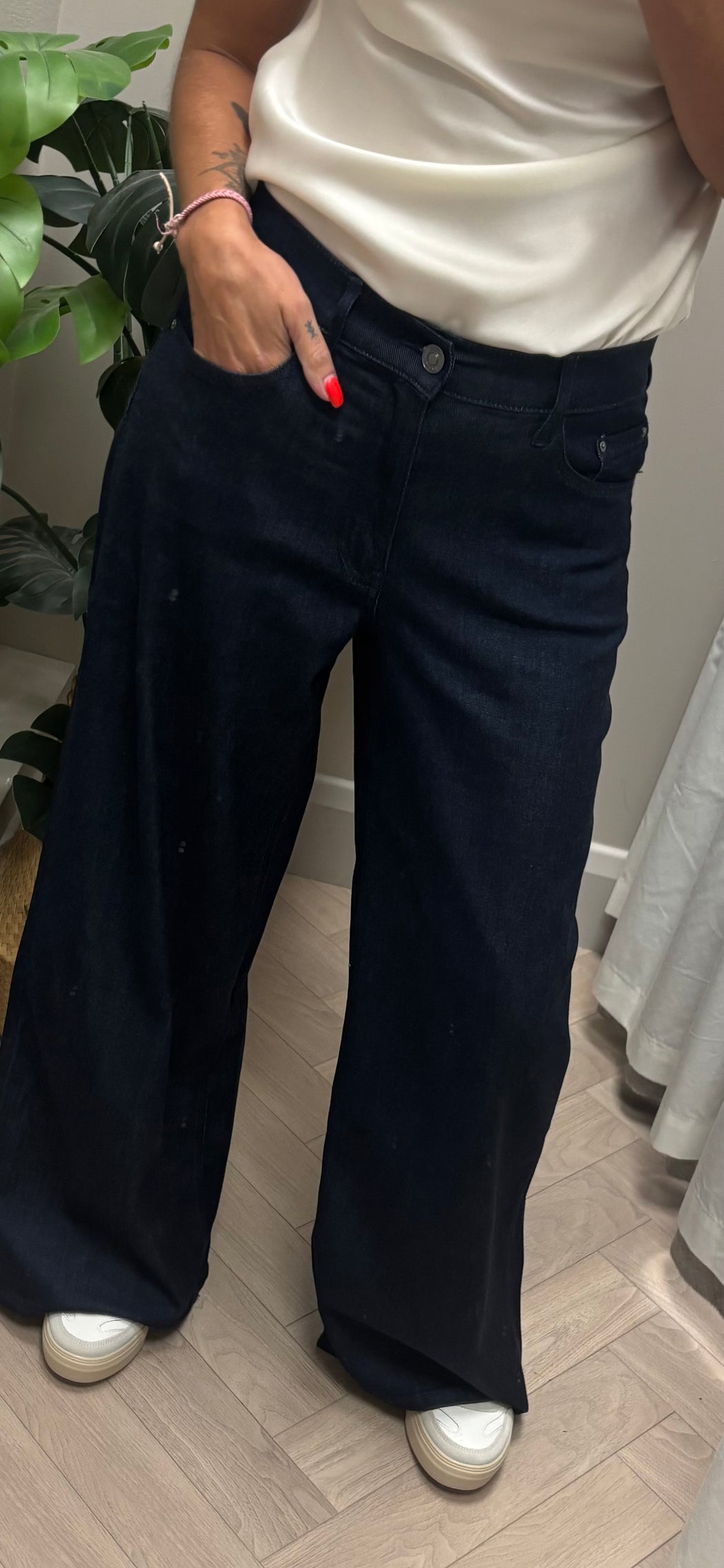 Guess Wide Loose Jeans. W6BAJ5D2717