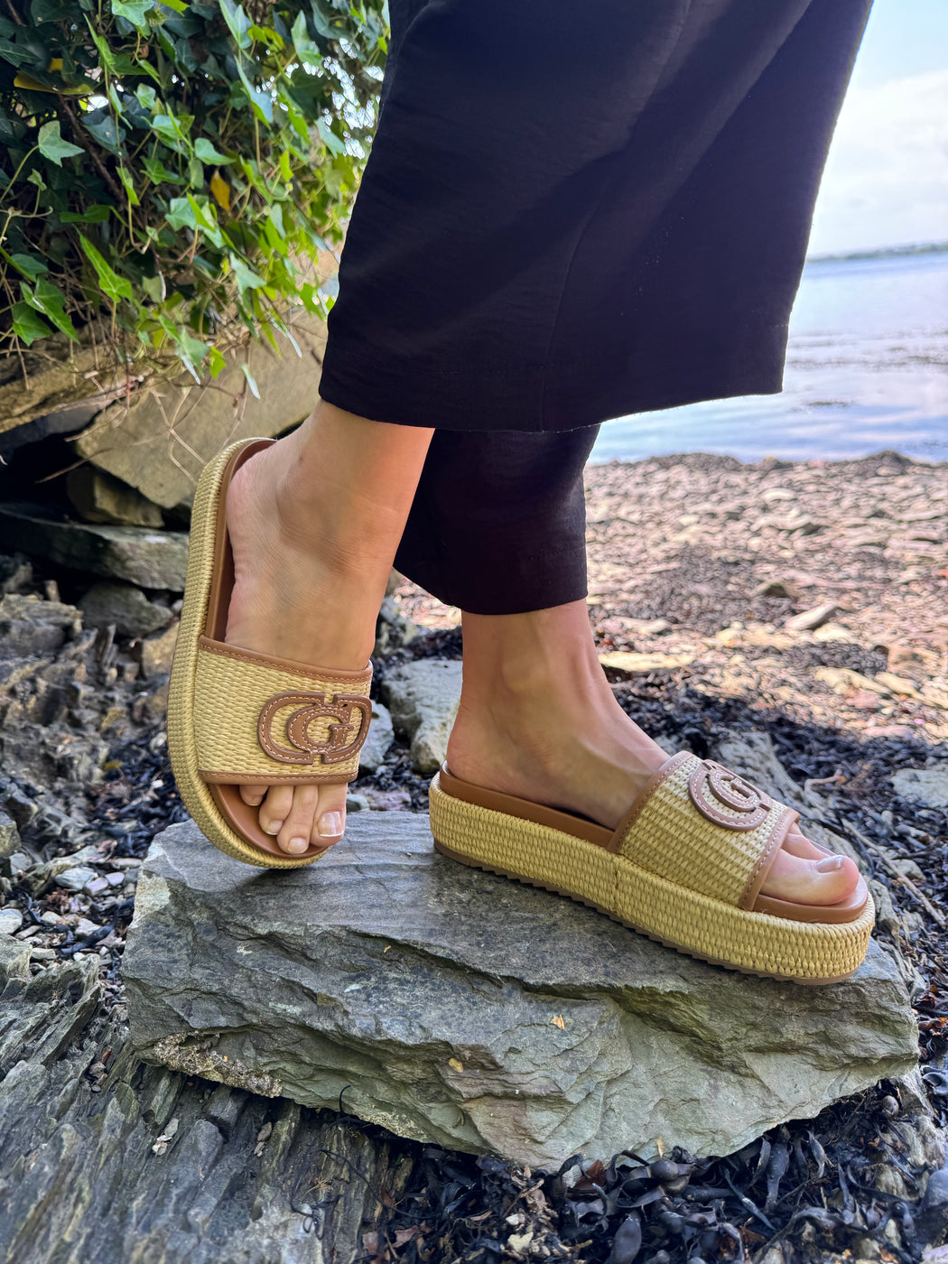 Guess natural cognac slider
