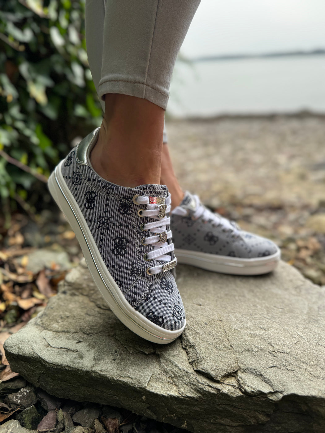 Guess navy silver logo sneaker flytss2fal12