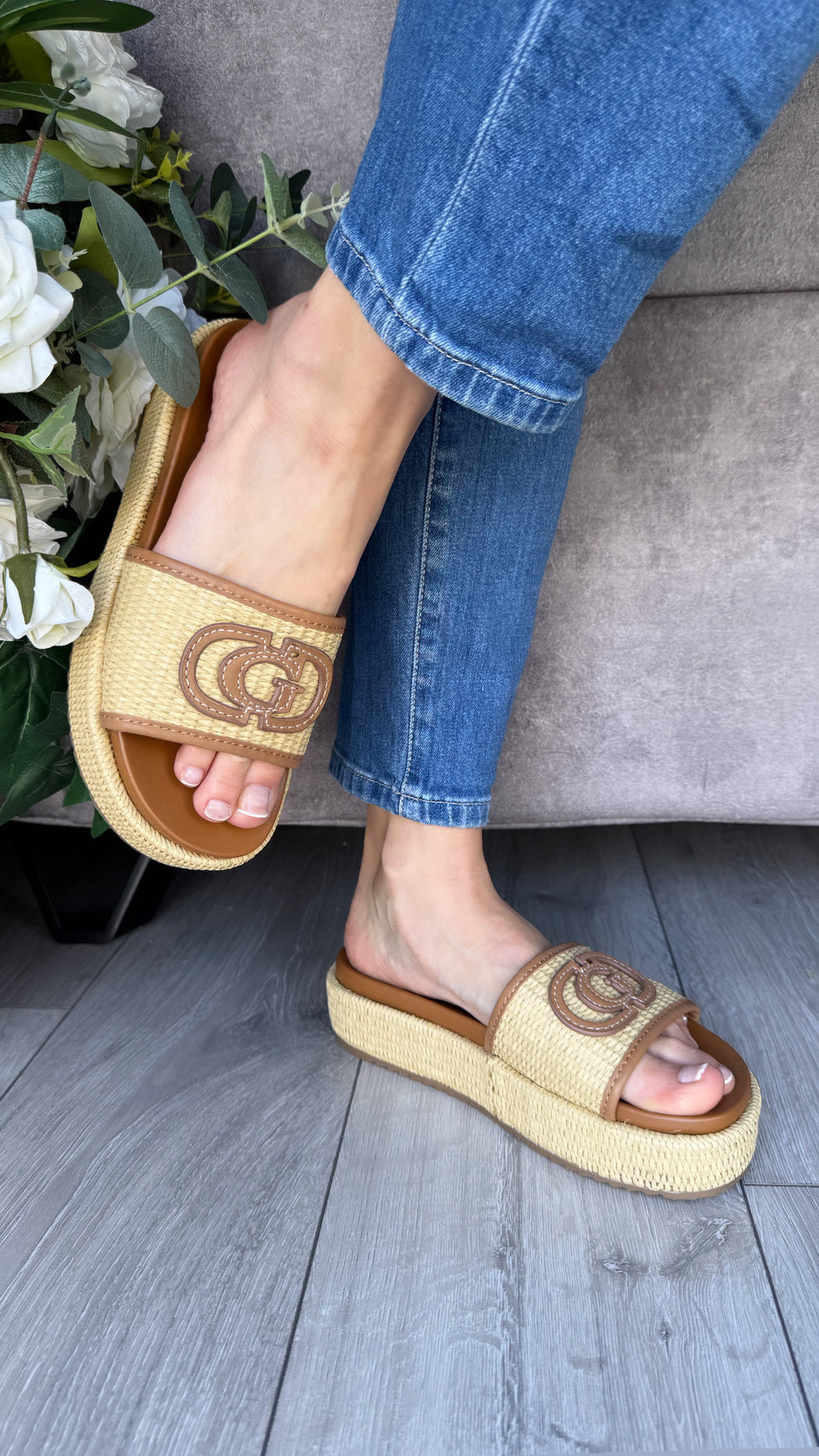 Guess natural cognac slider