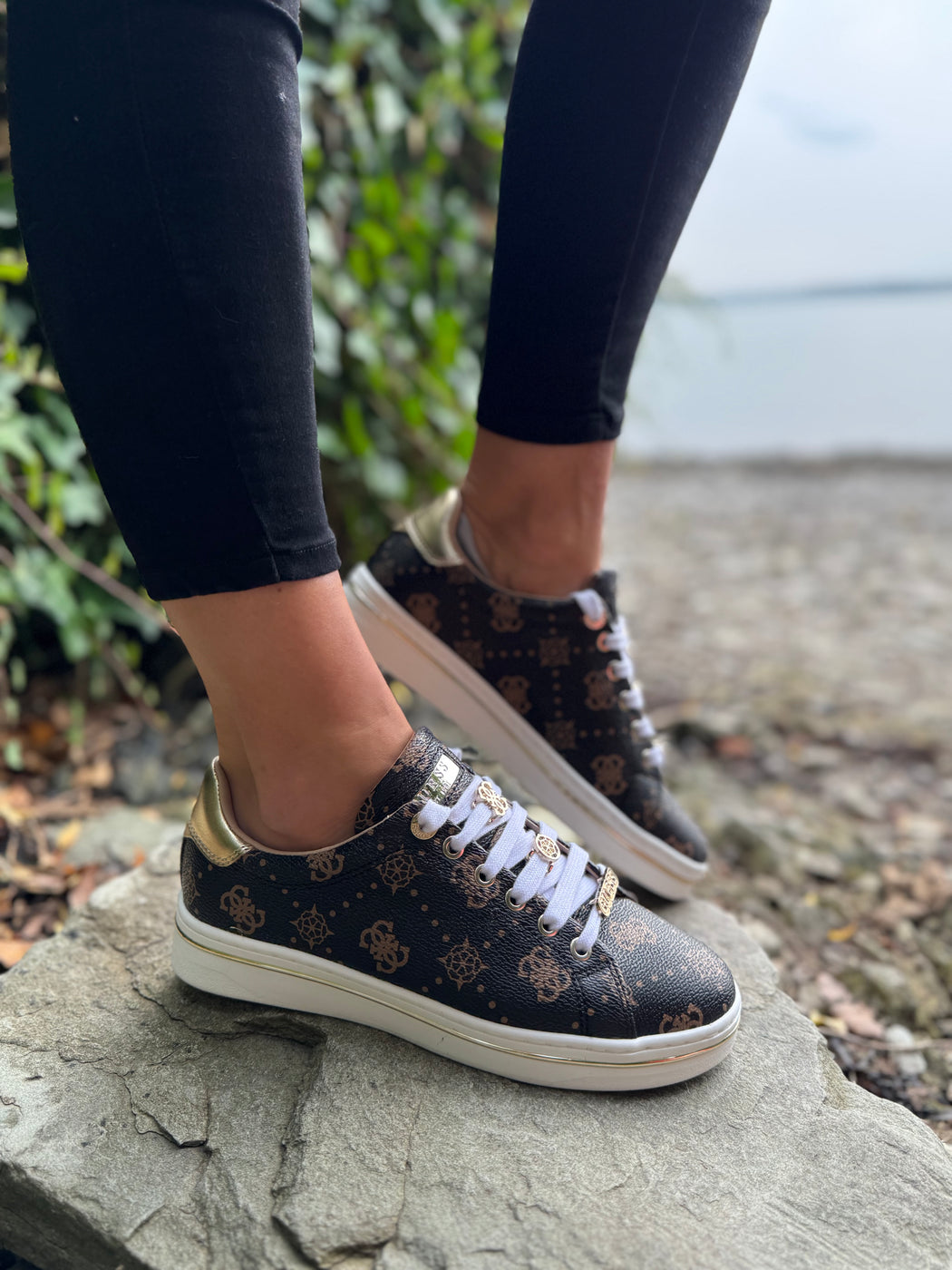 Guess logo sneaker