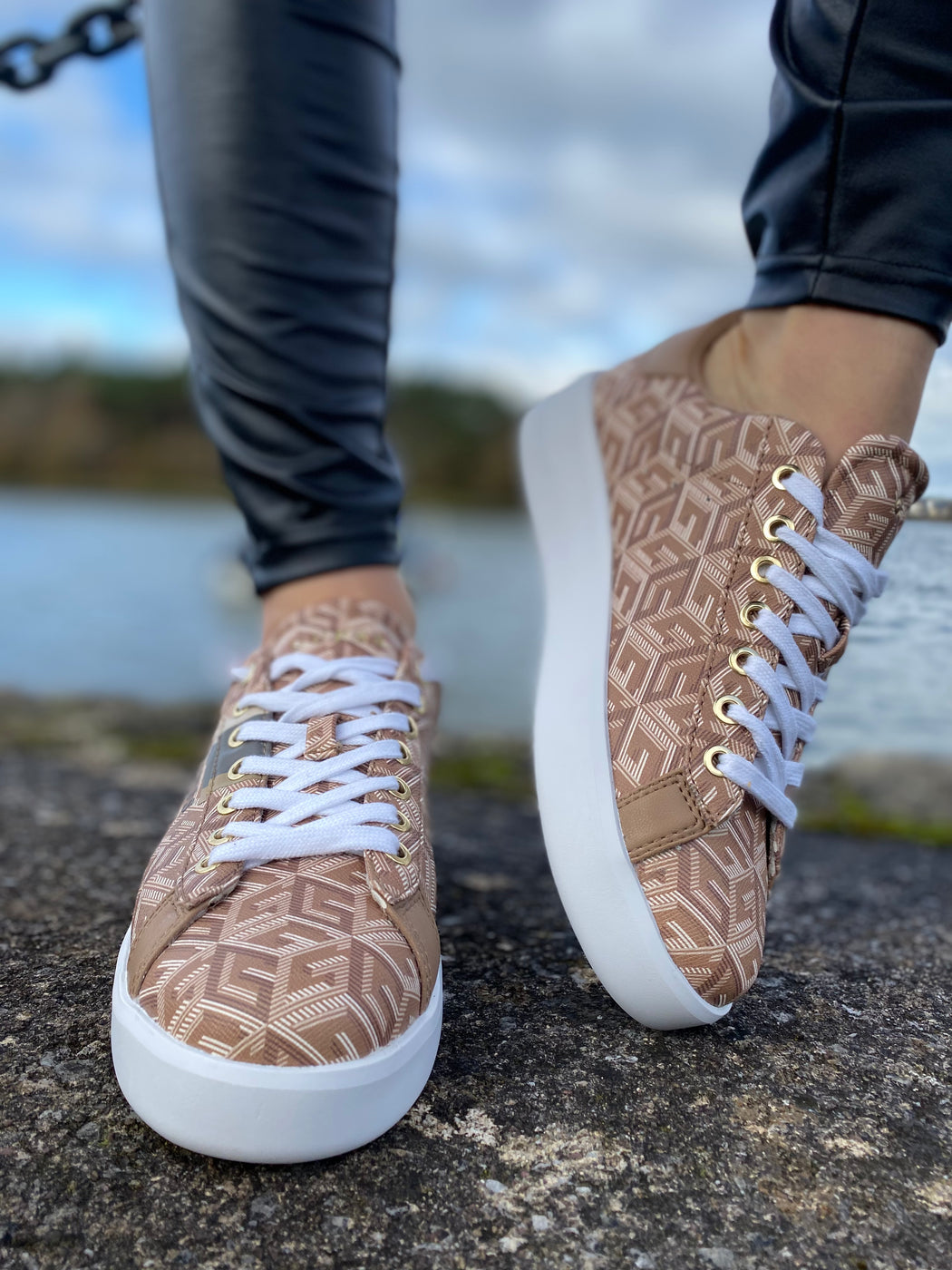 FL7RYNFAL12 Guess taupe trainers