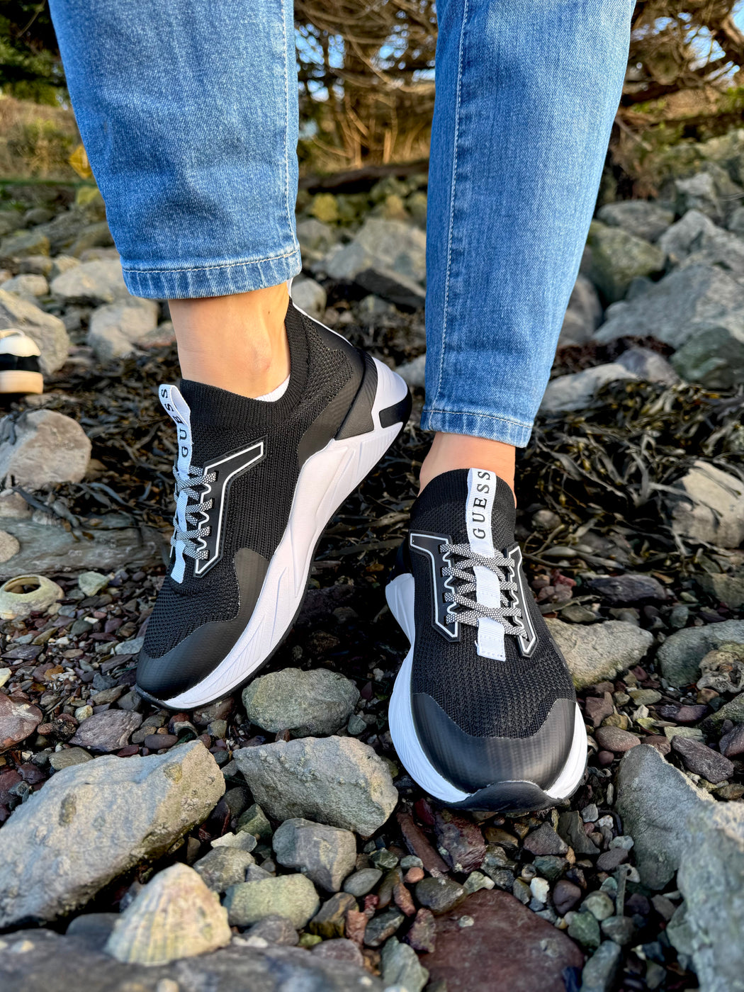 Guess black/white trainer