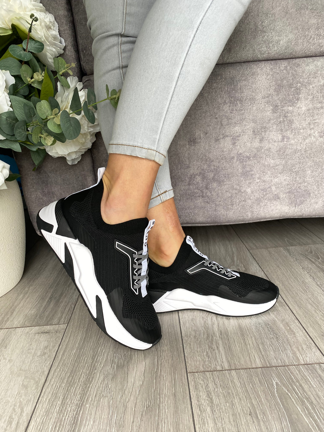 Guess black/white trainer