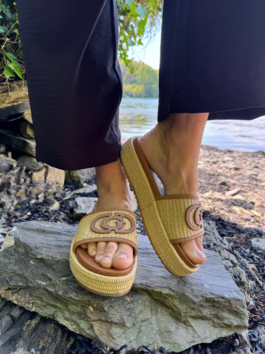 Guess natural cognac slider