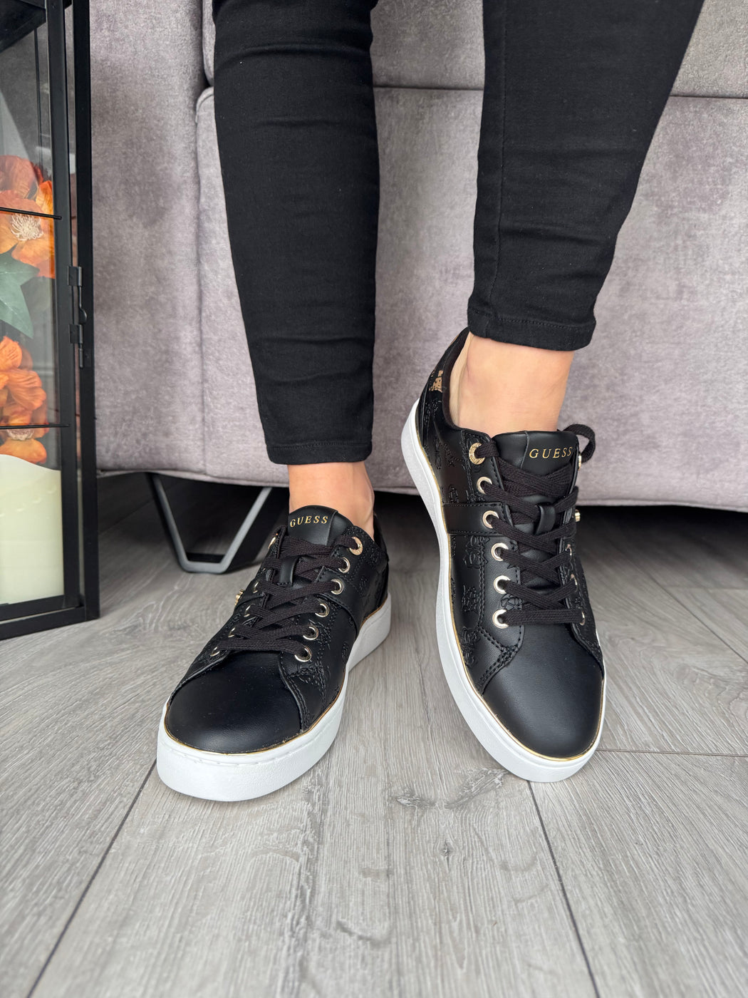 Black guess logo embossed sneaker flfbtzfal12