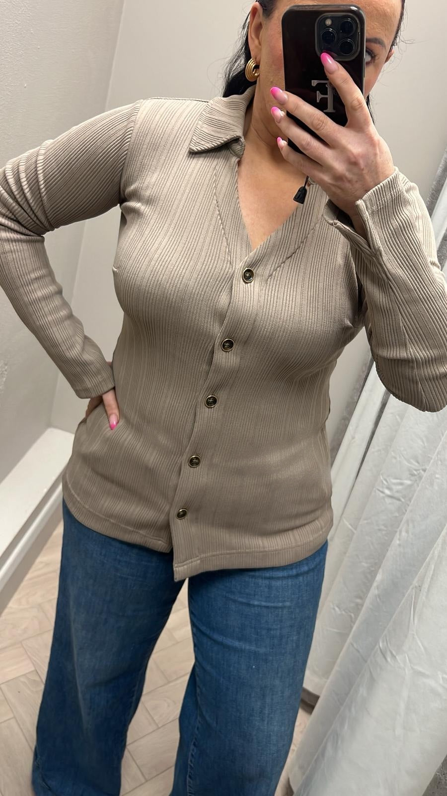Guess ripped-beige v neck with collar to w6rp18kd032-A10L