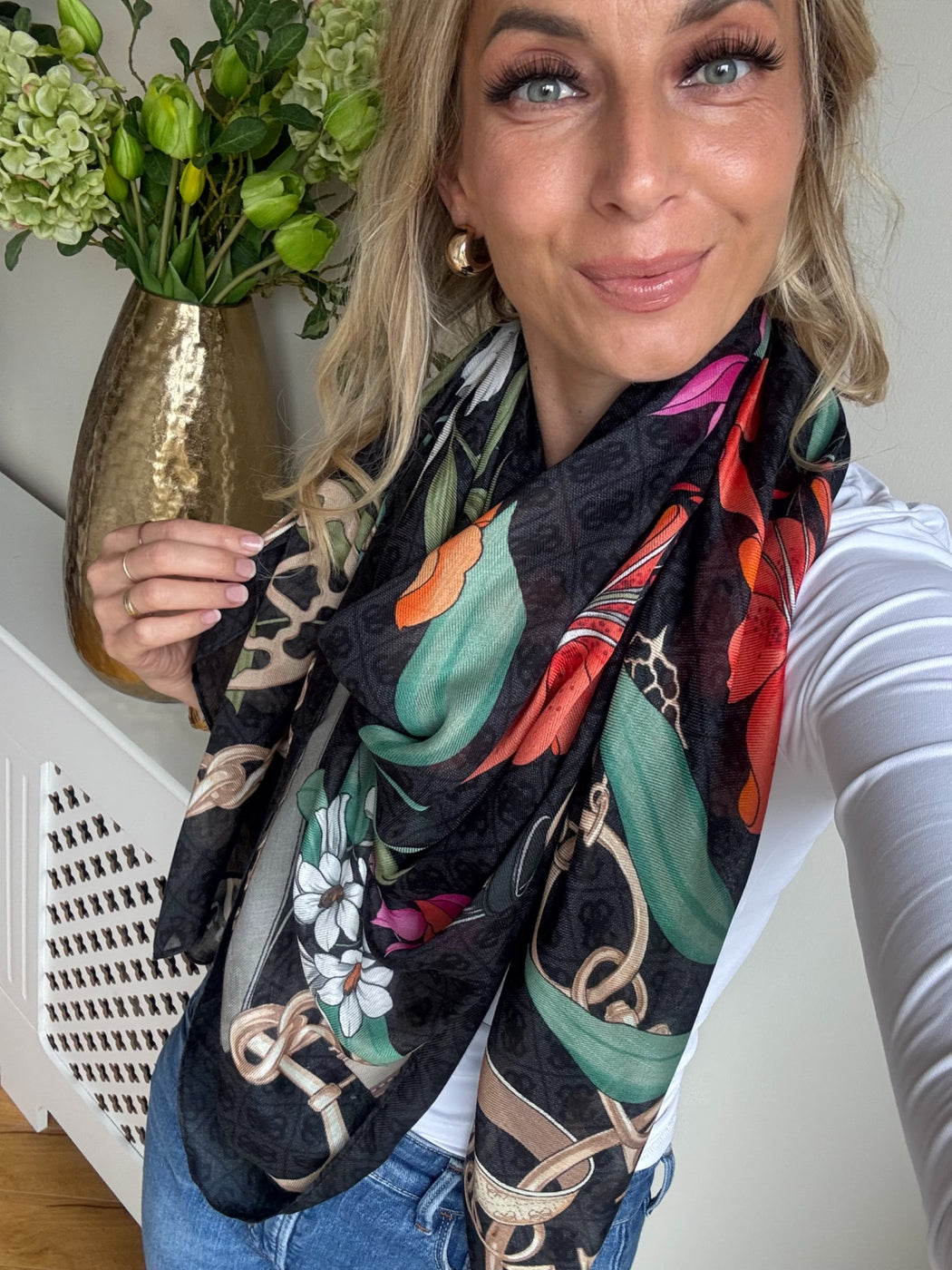 Guess black 4G logo floral kefiah shawl aw5346POL03-BLA