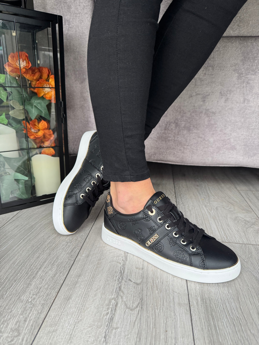 Black guess logo embossed sneaker flfbtzfal12