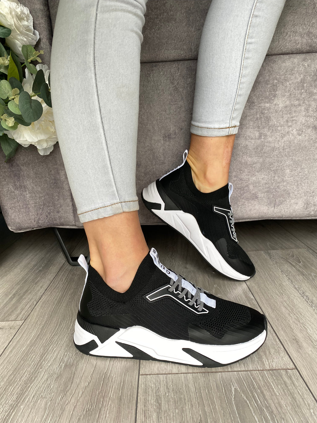 Guess black/white trainer