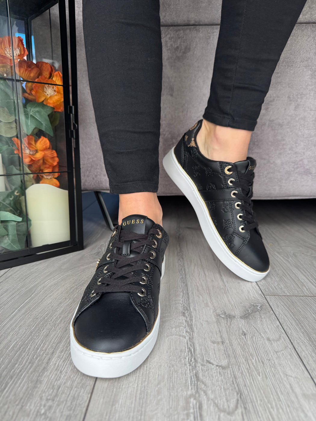 Black guess logo embossed sneaker flfbtzfal12
