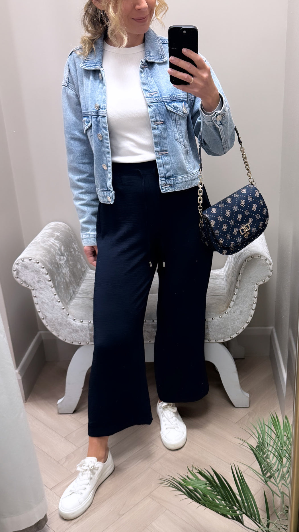 Emelie guess navy logo shoulder / crossbody BG950117