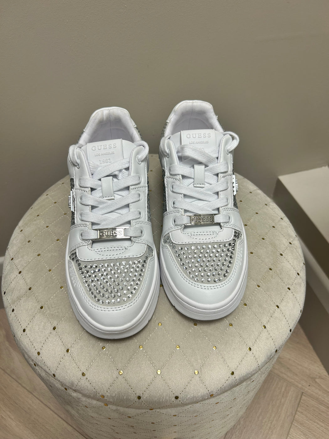 Flfnrsele12 guess white trainer with rhinestones