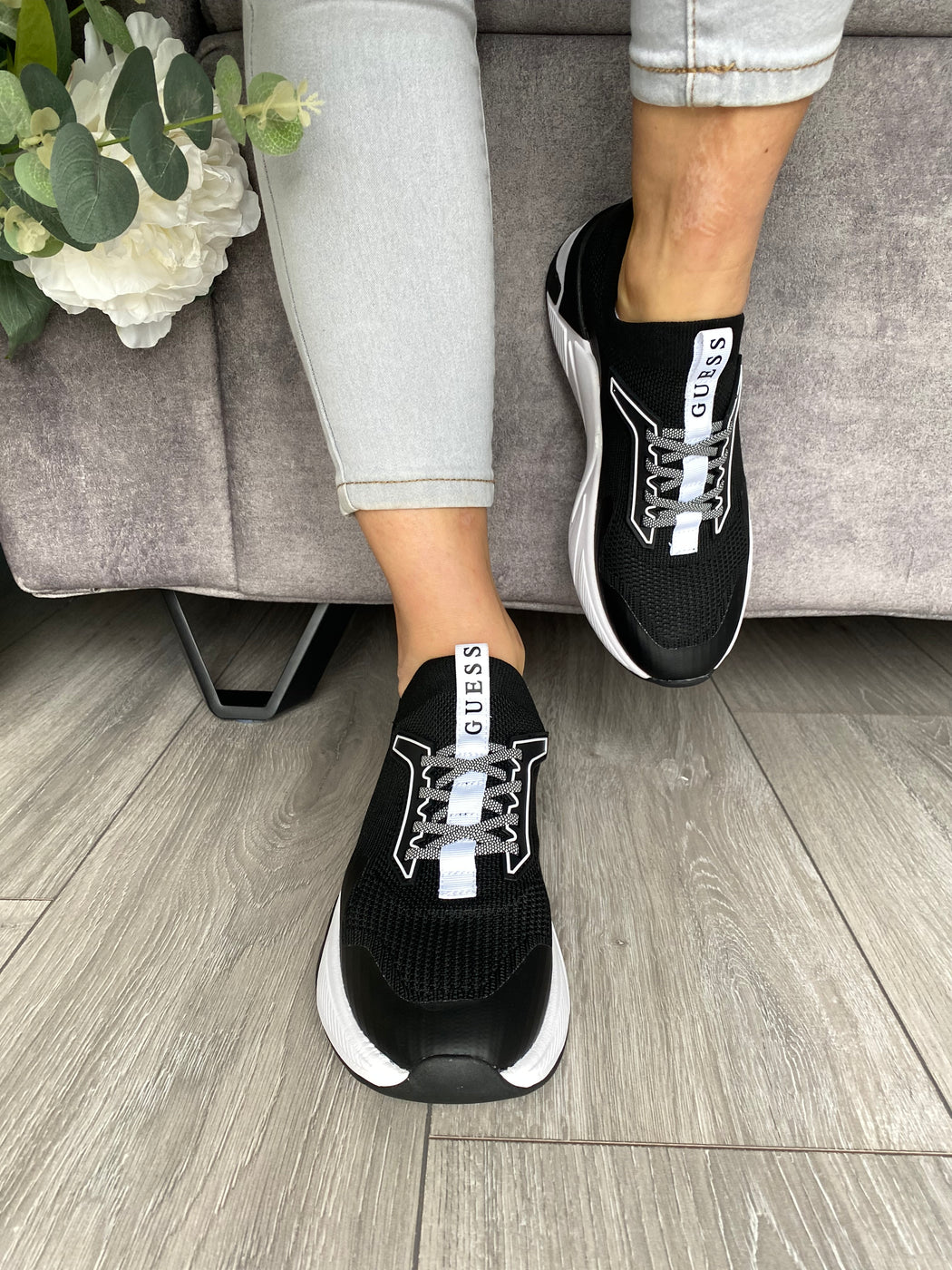 Guess black/white trainer