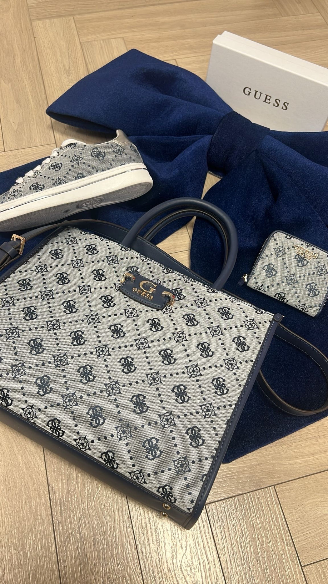 Guess navy silver logo sneaker flytss2fal12