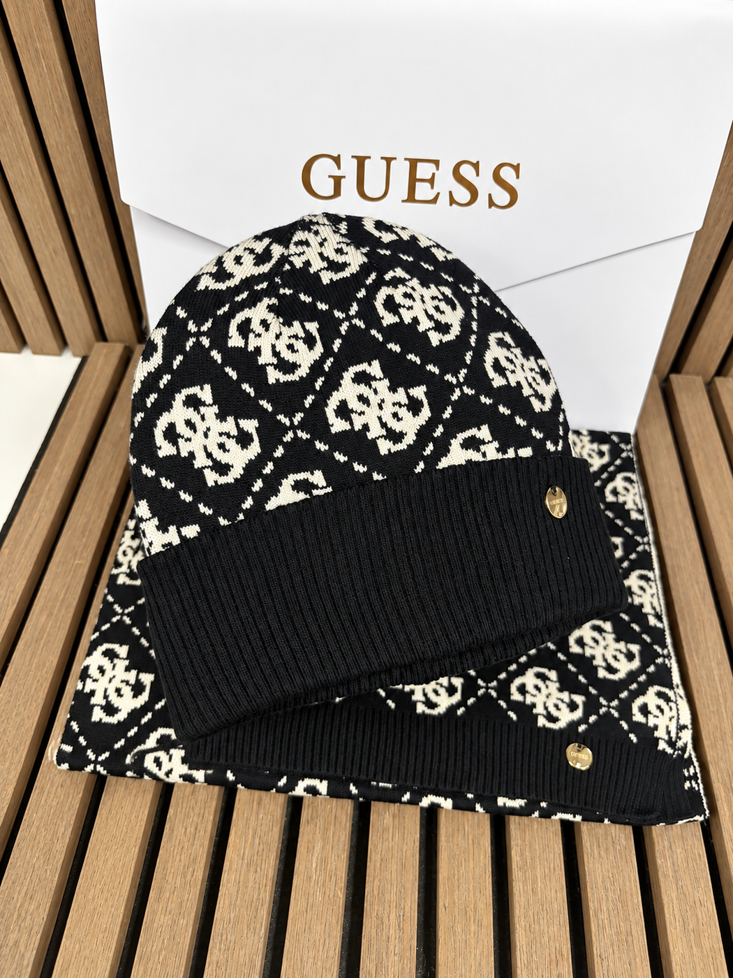 Guess Hat & Scarf Gift Set in BLACK. GFBOXWP6401 - BTU