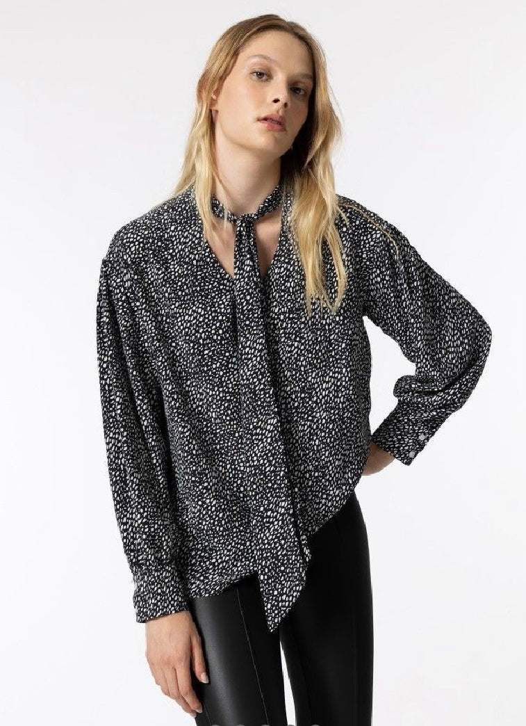 Genevieve black print blouse
