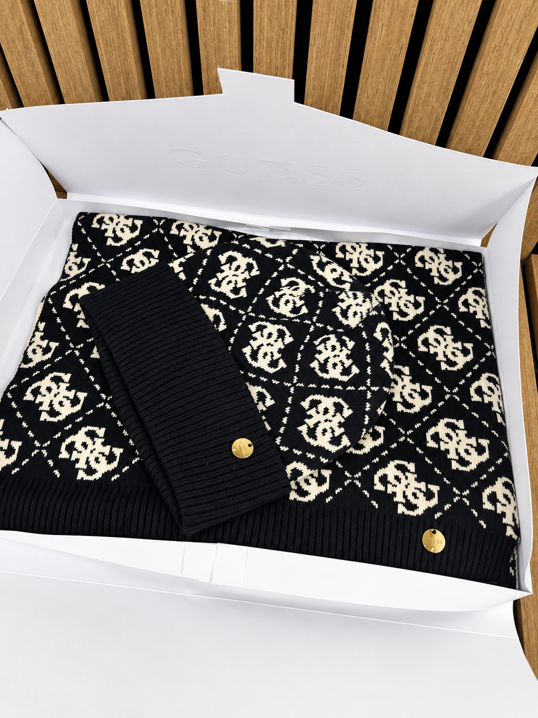 Guess Hat & Scarf Gift Set in BLACK. GFBOXWP6401 - BTU