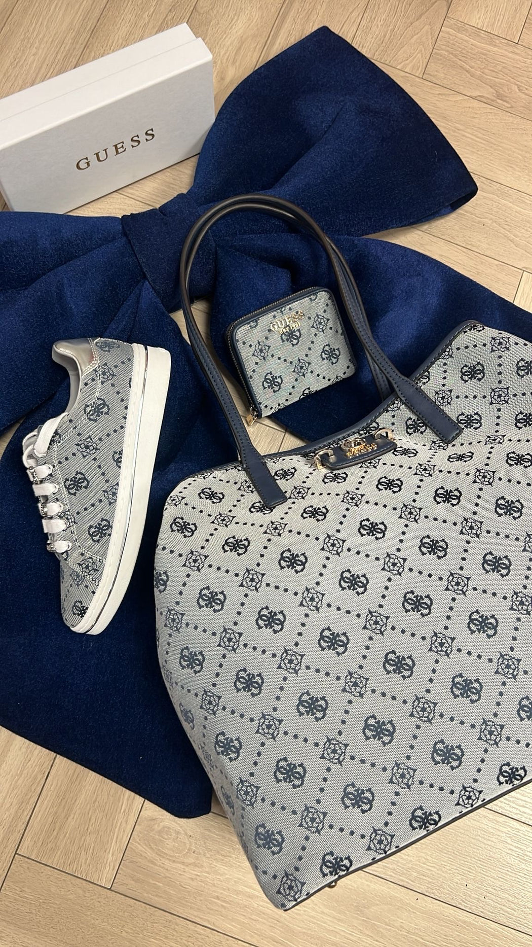 Guess navy silver logo sneaker flytss2fal12