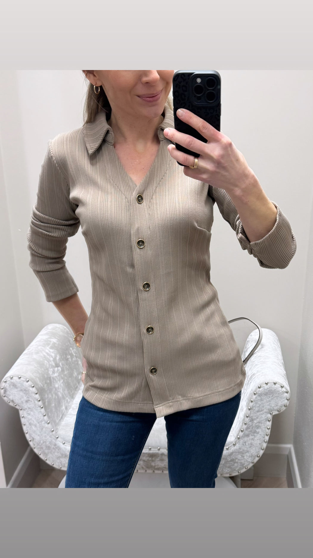 Guess ripped-beige v neck with collar to w6rp18kd032-A10L