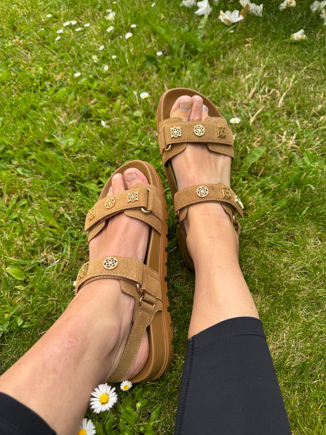 Guess tan suede logo sandals flpflpesu03