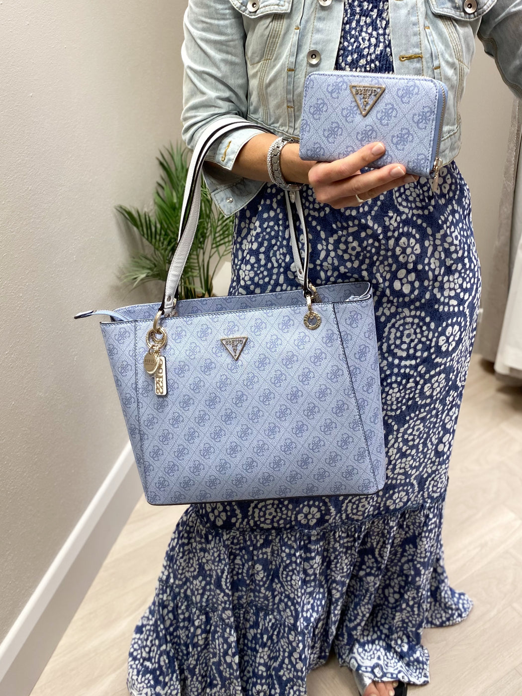 Guess light blue logo noelle tote bag BG787925