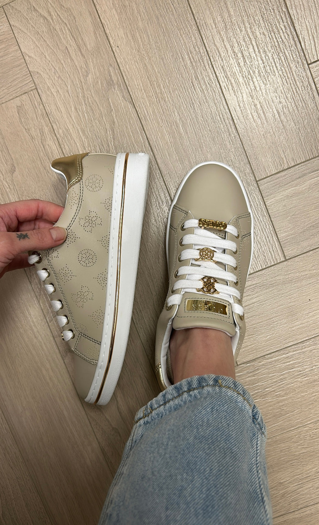 FLPSTAFAL12 Guess Beige/Gold Sneaker.