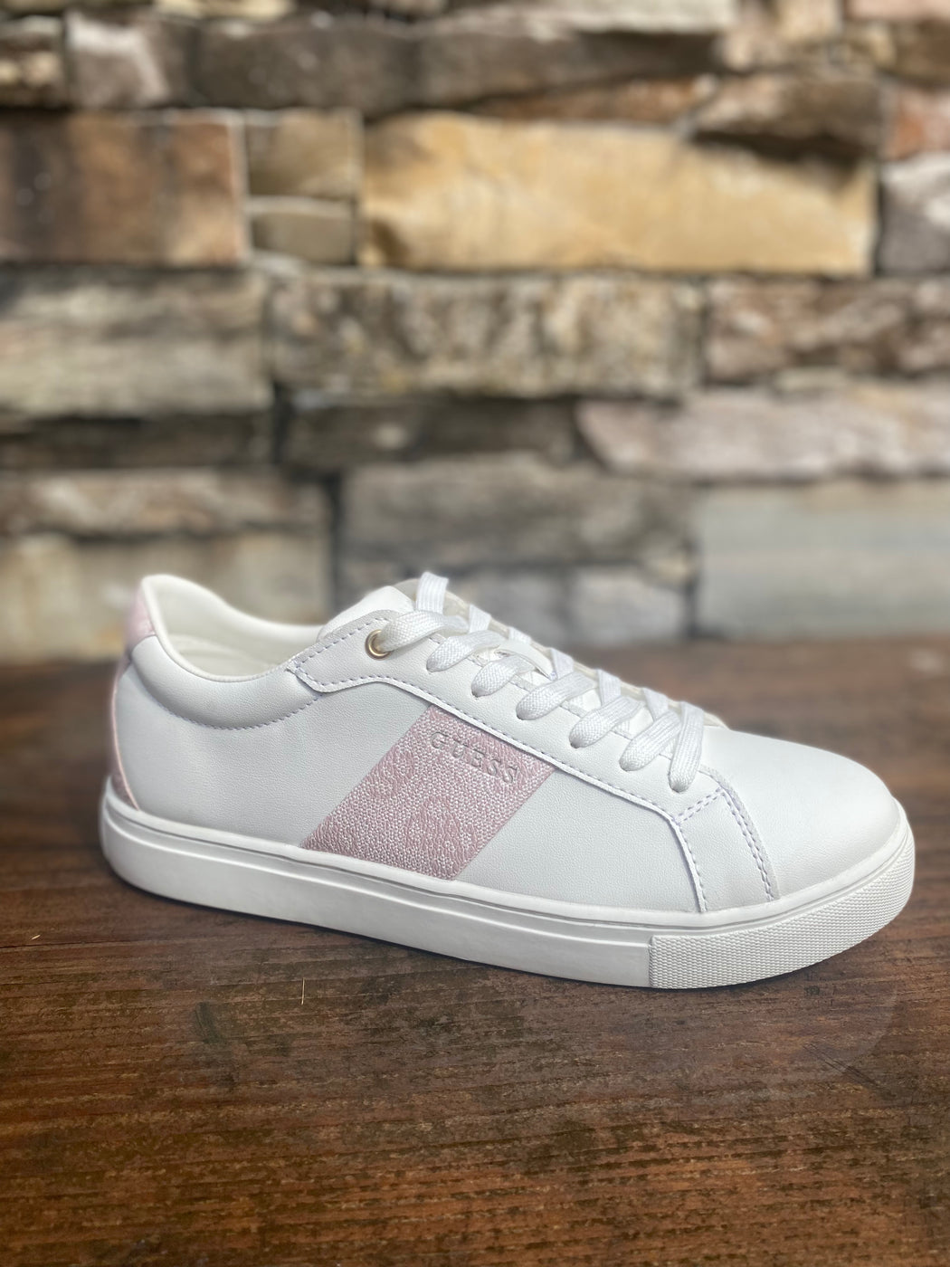 FL7TODELE12 Guess white nude trainers