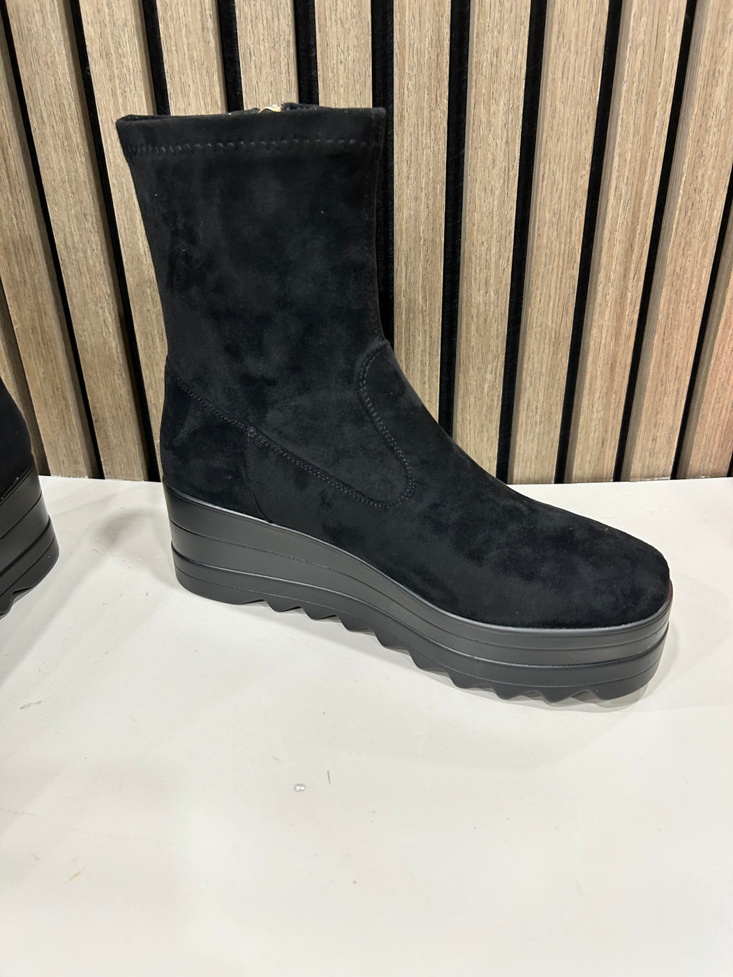 Croston Schwarz Wedge boot