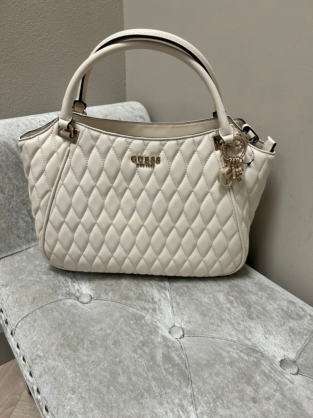 Guess VALLA Bag. QG812222